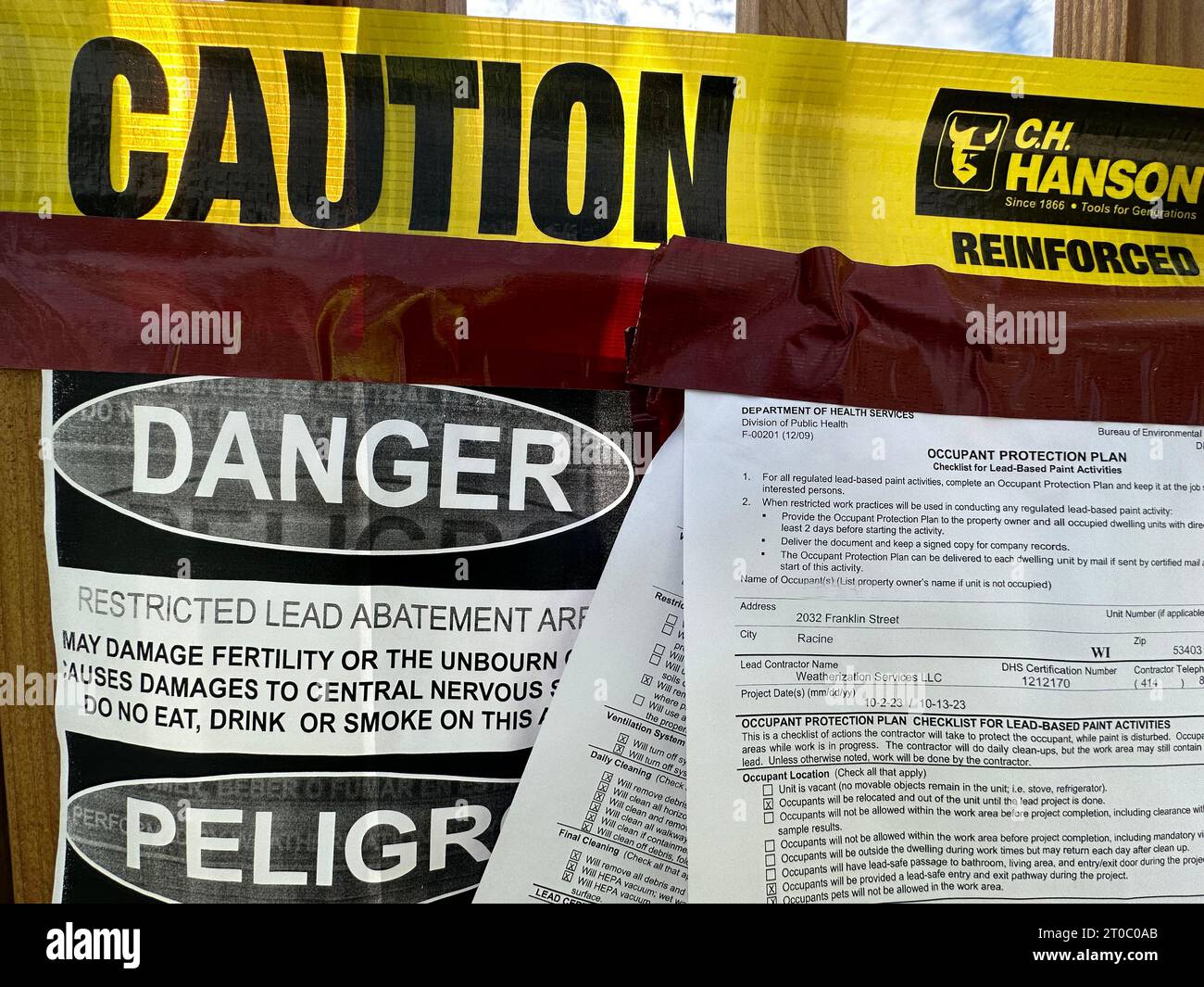 Racine, Wisconsin, USA. Oktober 2023. Warnsignale, die auf die Durchführung von Bleiminderungsarbeiten hinweisen, befinden sich in einem Haus auf der Südseite von Racine, Wisconsin, Donnerstag, 5. Oktober 2023. Das Live Lead Safe-Programm wird vom United States Department of Housing and Urban Development verwaltet. Hinweis der Redaktion: Der Name des Hauseigentümers wurde bei der Fotobearbeitung entfernt. (Kreditbild: © Mark Hertzberg/ZUMA Press Wire) NUR REDAKTIONELLE VERWENDUNG! Nicht für kommerzielle ZWECKE! Stockfoto