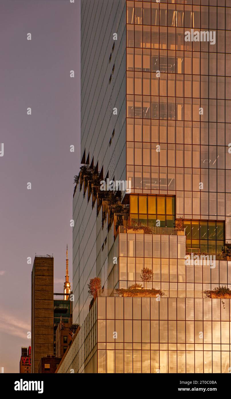 Falschfarbenbilder des Spiral, eines superhohen Bürogebäudes im Hudson Yards District, das sich durch seine kaskadierenden Gartenterrassen auszeichnet. Stockfoto