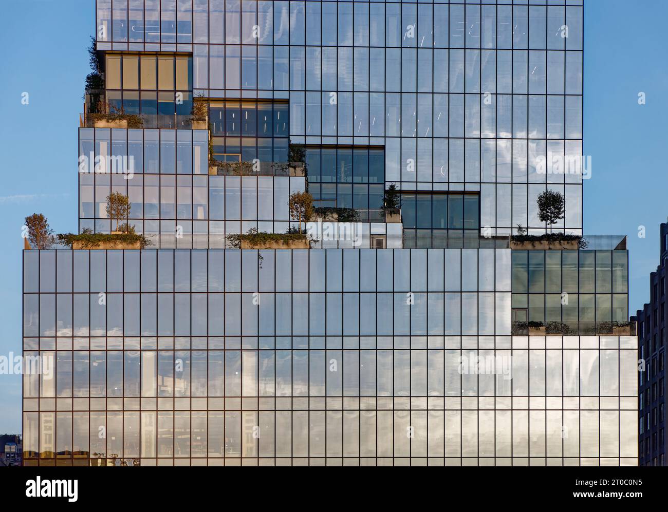 Die Spiral, die zweite Superhöhe des Viertels Hudson Yards, hat Außenterrassen, die wie Korkenzieher die Spiegelglasfassade hinunterragen. Stockfoto