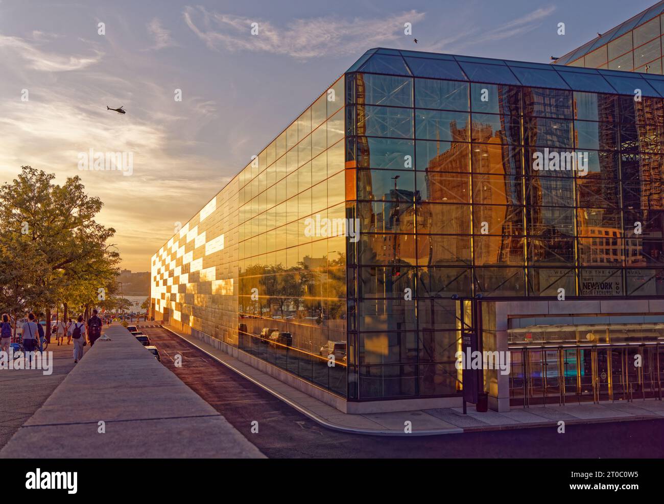 Das Jacob K. Javits Convention Center leuchtet im Sonnenuntergang, neben Hudson Yards. Der Komplex umschließt seine Hallen mit „Space Frame“-Bauweise. Stockfoto
