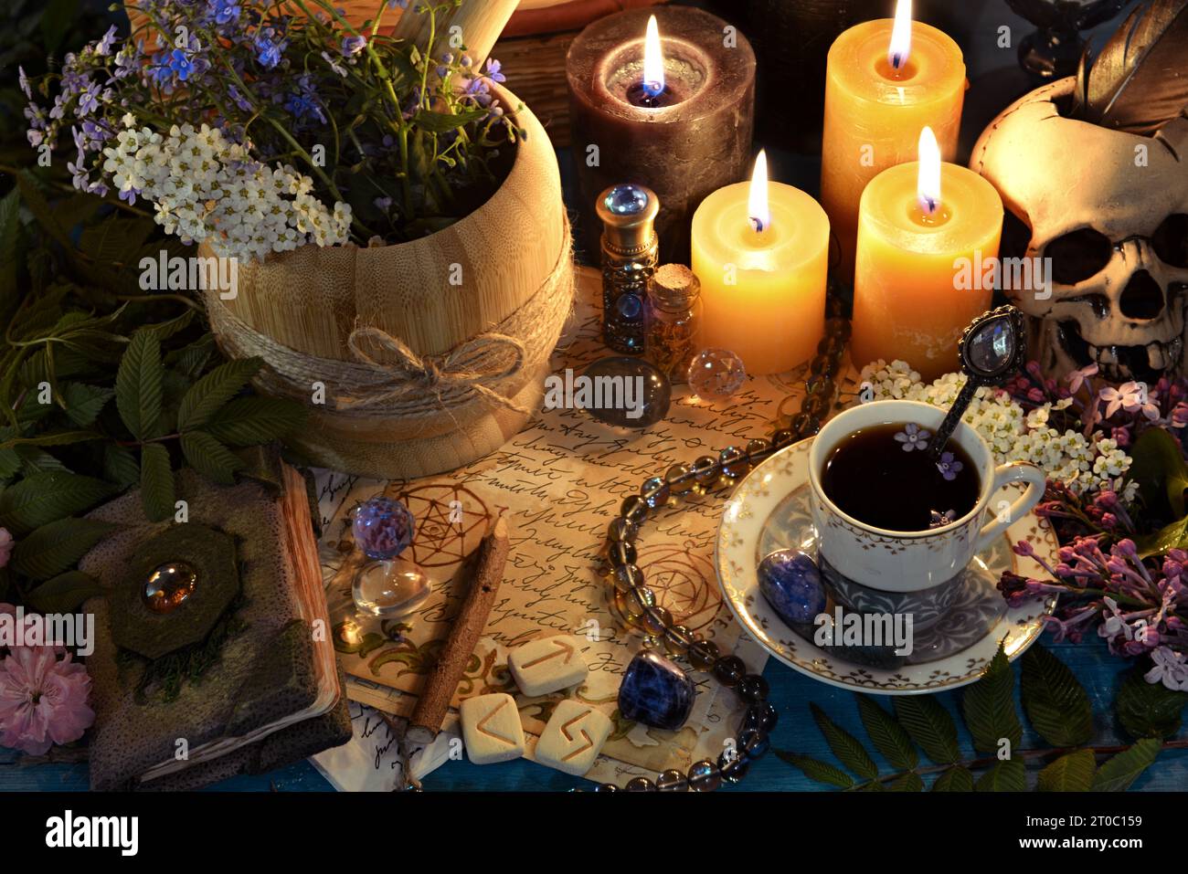 Mörser mit Heilkräutern, Runen und Kerzen auf dem Altartisch. Okkultes, esoterisches und glücksreiches Stillleben. Mystischer Hintergrund mit Vintage-Objekten Stockfoto