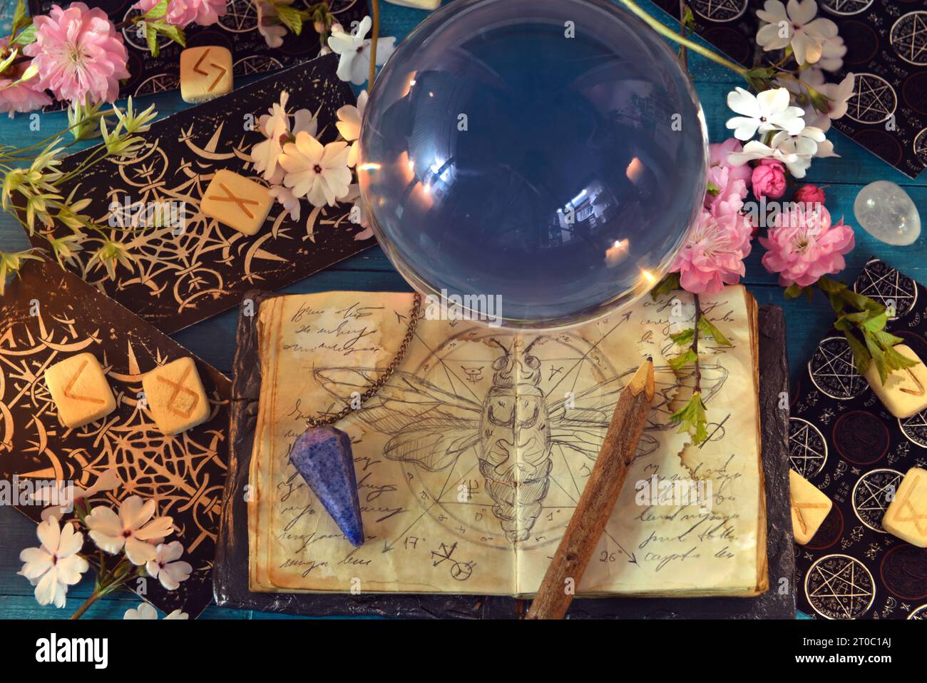 Tarotkarten, Zauberball und Hexentagebuch auf Ritualtisch. Okkultes, esoterisches und Wahrsagungsstilleben. Mystischer Hintergrund mit Vintage-Objekten Stockfoto