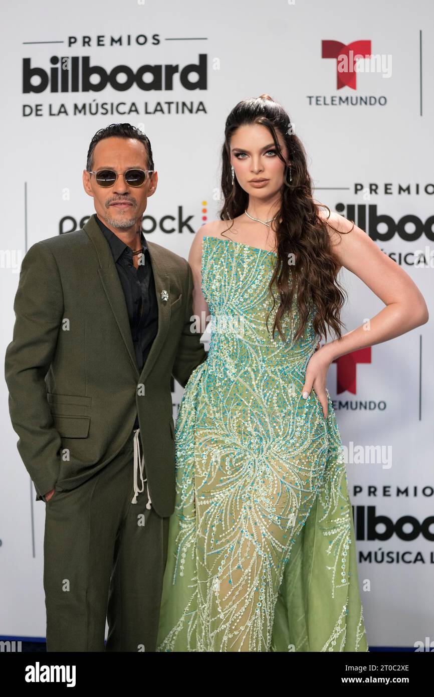Marc Anthony and wife Nadia Ferreira pose for photographers on the blue carpet at the Latin Billboard Awards, in Coral Gables, Fla., Thursday, Oct. 5, 2023. (AP Photo/Rebecca Blackwell) Stockfoto
