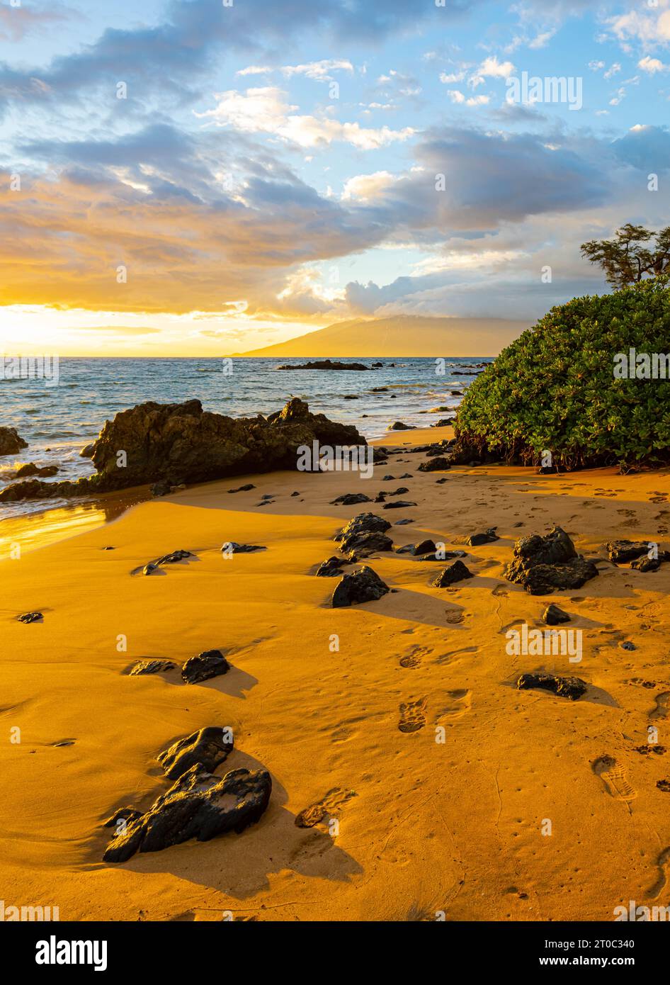 Sonnenuntergang auf dem goldenen Sand von Mokapu Beach, Wailea, Maui, Hawaii, USA Stockfoto