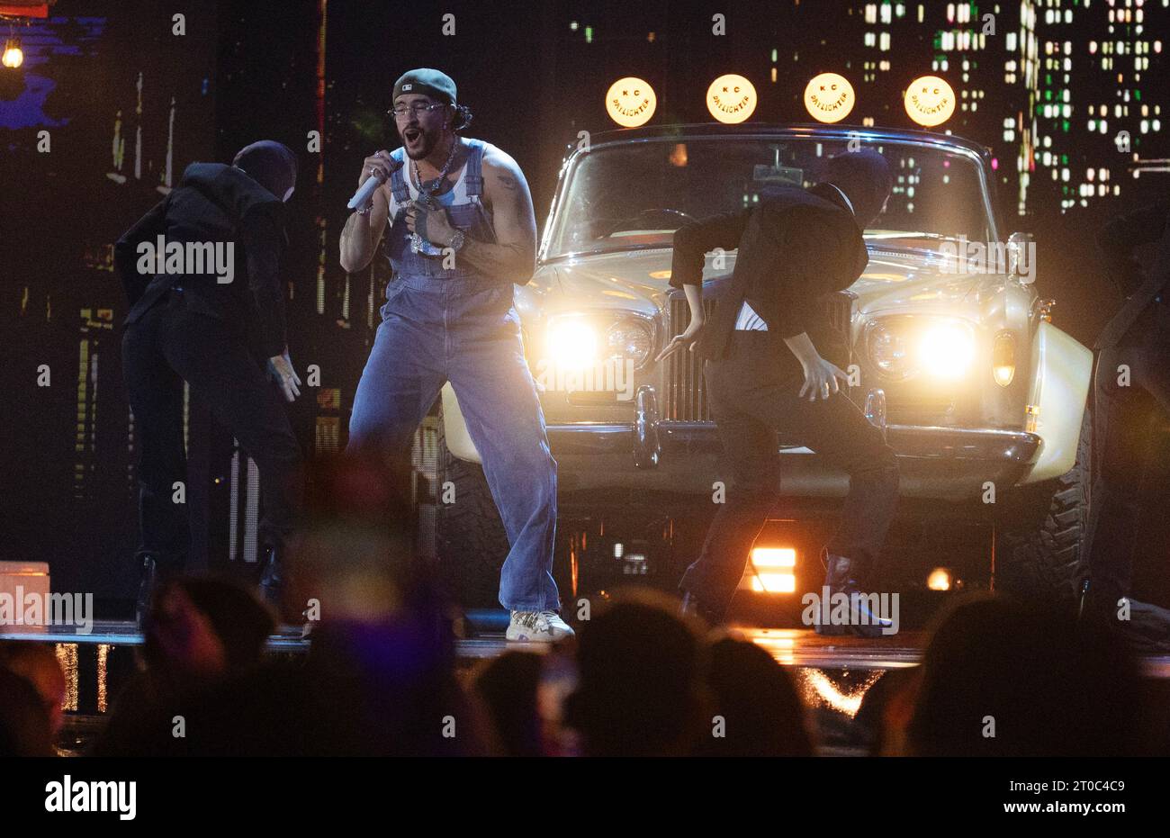 Coral Gables, Usa. Oktober 2023. Bad Bunny tritt bei den Latin Billboard Music Awards 2023 an der University of Miami, Watsco Center, am Donnerstag, den 05. Oktober 2023 in Coral Gables, Florida auf. Foto: Gary i Rothstein/UPI Credit: UPI/Alamy Live News Stockfoto