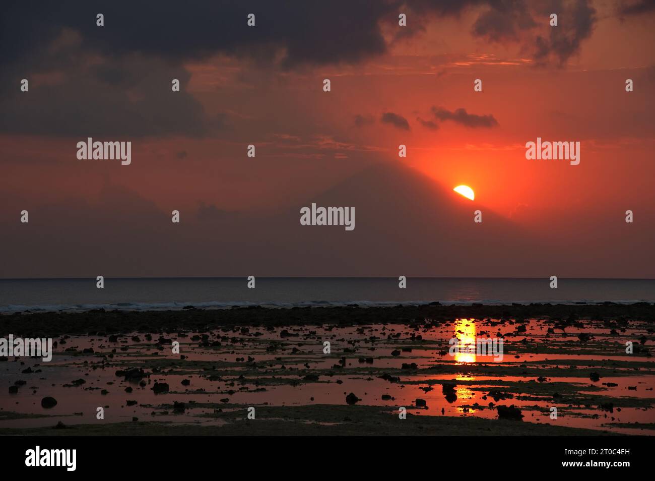 Wunderschöner Sonnenuntergang hinter dem Vulkan auf Gili Island, Indonesien Stockfoto