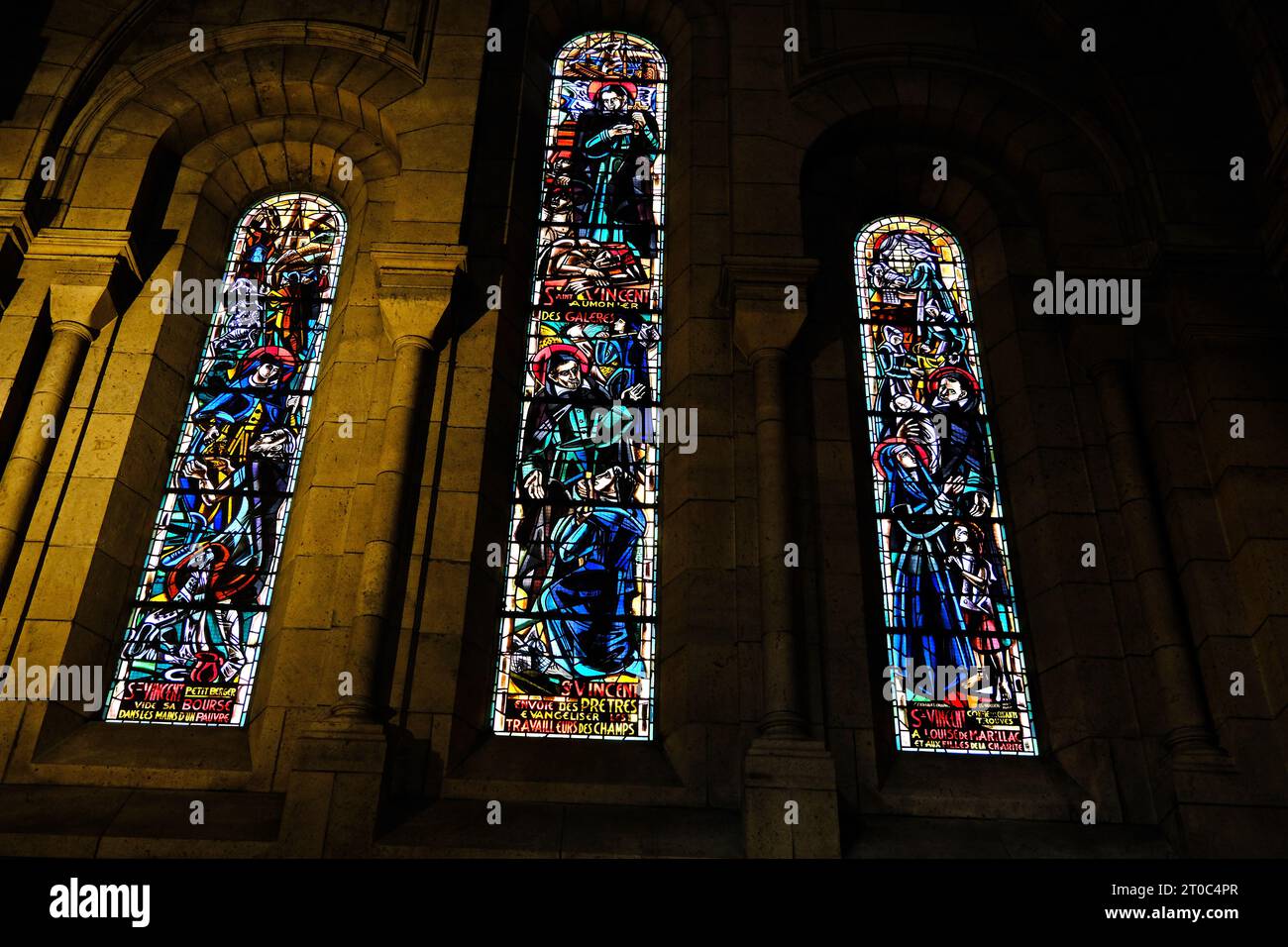 Buntglasfenster in der Kapelle St. Vincent de Paul in der Basilika Sacre Coeur im Pariser Montmartre Stockfoto