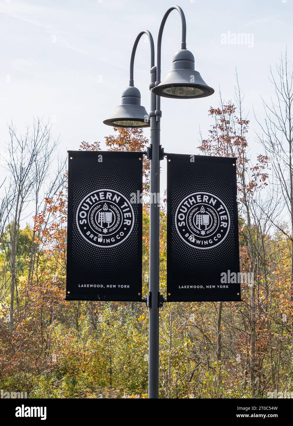 Ein Schild für die Southern Tier Brewing Company an einem Lichtmast in Lakewood, New York, USA Stockfoto