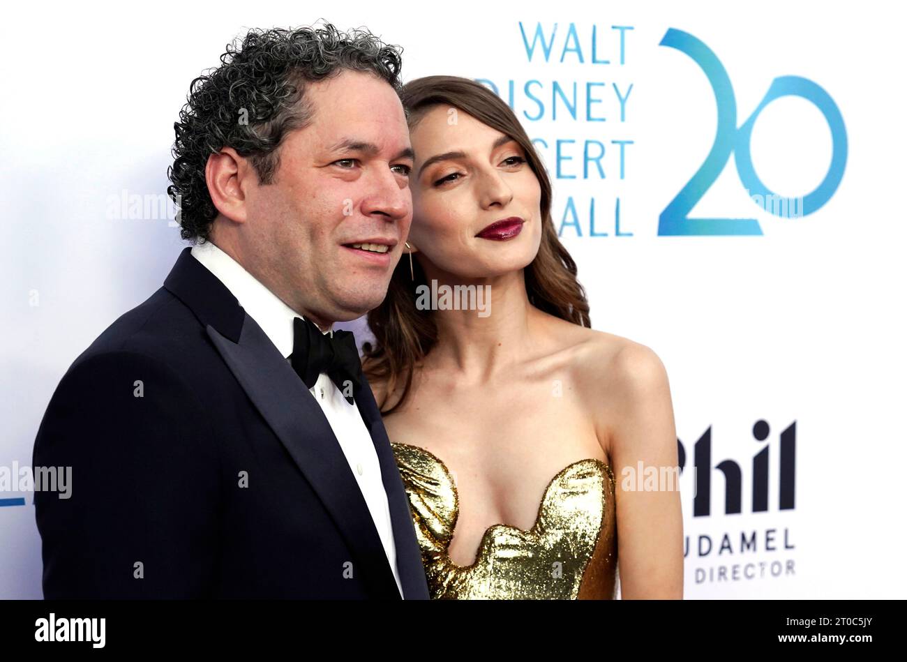 Gustavo Dudamel, the music and artistic director of the Los Angeles Philharmonic, poses with his wife, Maria Valverde, at the 2023 Los Angeles Philharmonic Gala, Thursday, Oct. 5, 2023, at Walt Disney Concert Hall in Los Angeles. (AP Photo/Chris Pizzello) Stockfoto