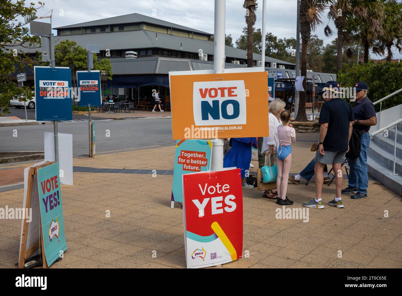 Freitag, den 6. Oktober 2023, ist die Wahlstation in Avalon Beach Sydney für Einwohner und australische Bürger geöffnet, um ihre Ja- oder Nein-Stimme zur Unterstützung oder anderweitig der Voice to Parliament abzugeben. Mit Ja soll die Verfassung geändert werden, um die ersten Völker Australiens anzuerkennen, indem ein Gremium namens The Aboriginal and Torres Strait Islander Voice eingerichtet wird. Die Frage auf dem Stimmzettel lautet: „Ein Gesetzesvorschlag: Die Verfassung sollte geändert werden, um die ersten Völker Australiens anzuerkennen, indem eine Stimme der Aborigines und der Torres Strait Islander geschaffen wird. Stockfoto