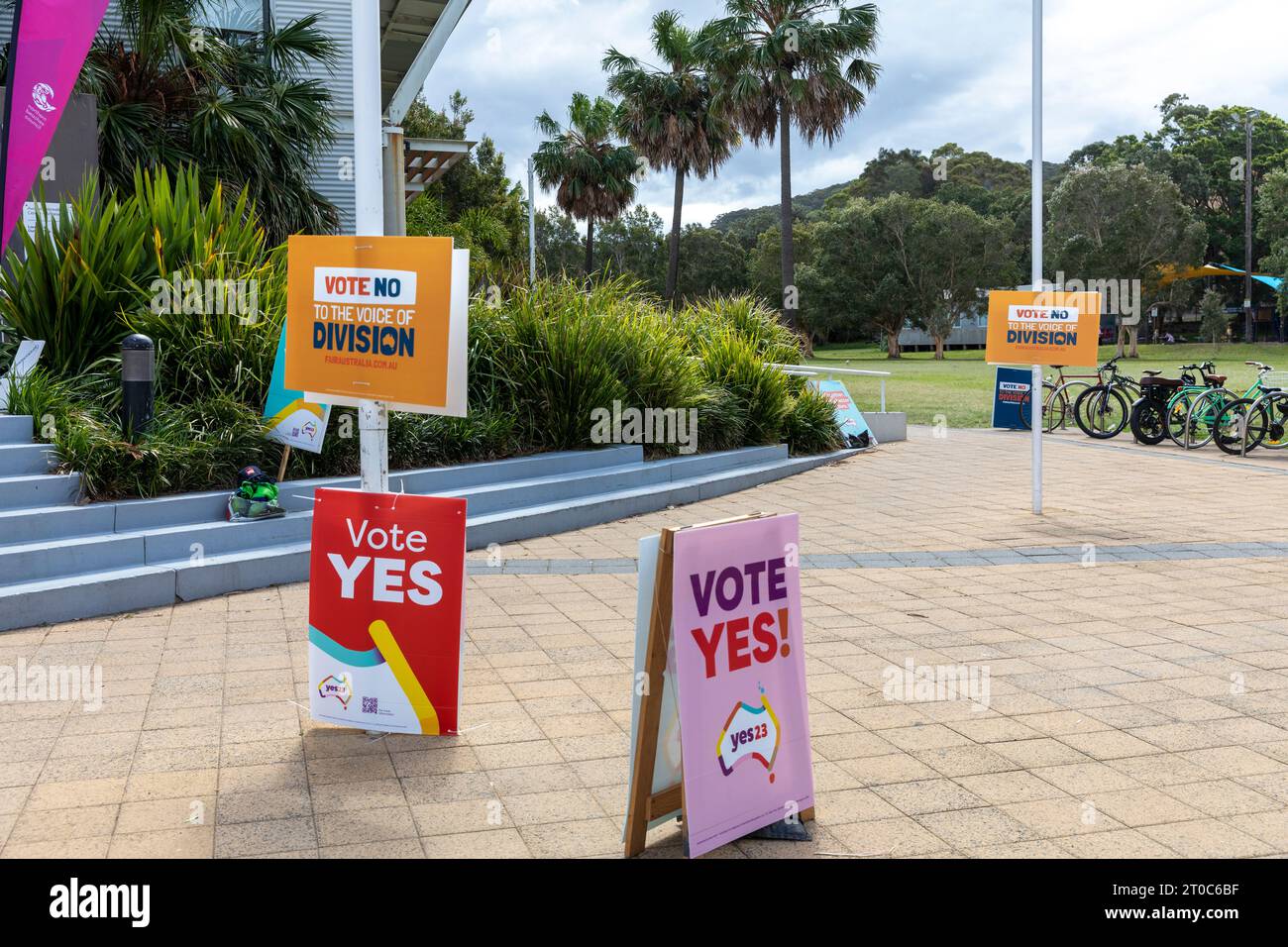 Freitag, den 6. Oktober 2023, ist die Wahlstation in Avalon Beach Sydney für Einwohner und australische Bürger geöffnet, um ihre Ja- oder Nein-Stimme zur Unterstützung oder anderweitig der Voice to Parliament abzugeben. Mit Ja soll die Verfassung geändert werden, um die ersten Völker Australiens anzuerkennen, indem ein Gremium namens The Aboriginal and Torres Strait Islander Voice eingerichtet wird. Die Frage auf dem Stimmzettel lautet: „Ein Gesetzesvorschlag: Die Verfassung sollte geändert werden, um die ersten Völker Australiens anzuerkennen, indem eine Stimme der Aborigines und der Torres Strait Islander geschaffen wird. Stockfoto