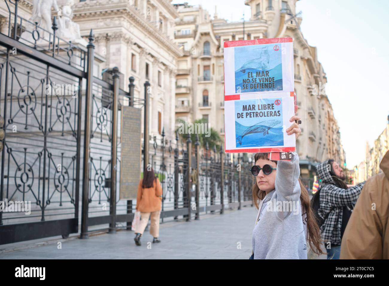 Buenos Aires, Argentinien, 5. oktober 2023: Protest gegen seismische Exploration zur Offshore-Ölförderung. Frau mit Plakaten: Das Meer ist nichts für sal Stockfoto