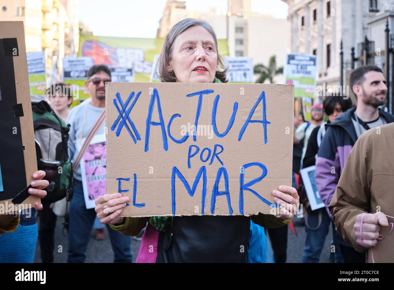 Buenos Aires, Argentinien, 5. oktober 2023: Atlanticazo, Umweltschützer protestieren gegen seismische Exploration zur Offshore-Ölförderung. Frau mit einem Stockfoto