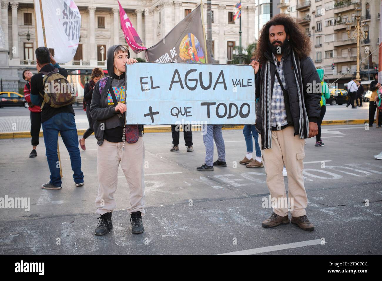 Buenos Aires, Argentinien, 5. oktober 2023: Aktivisten verteidigen den Ozean, Demonstration gegen seismische Exploration zur Offshore-Ölförderung. Poster Stockfoto