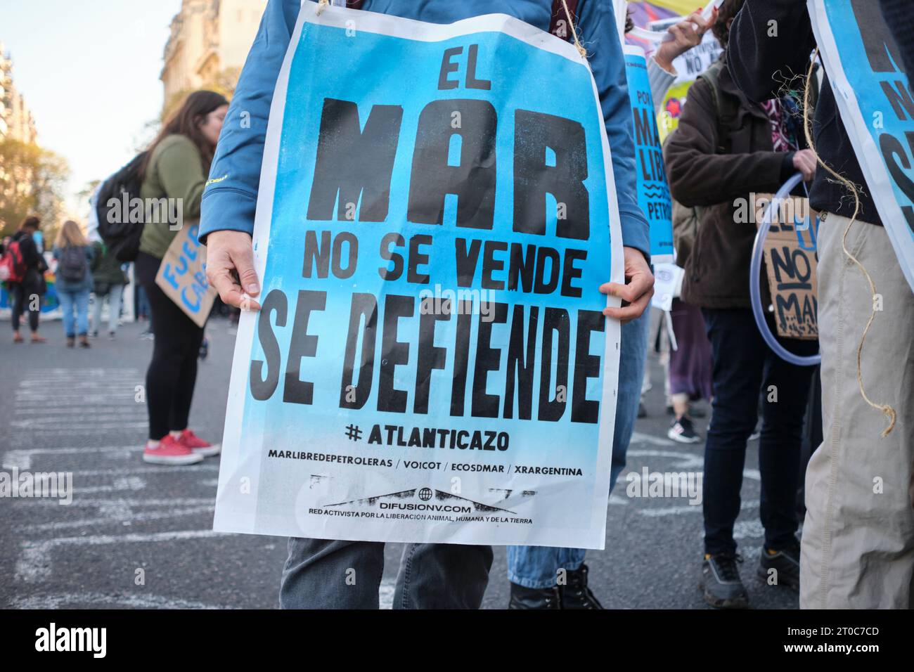 Buenos Aires, Argentinien, 5. oktober 2023: Menschen protestieren gegen seismische Exploration zur Offshore-Ölförderung, unbekannte Person hält ein Poster mit Stockfoto