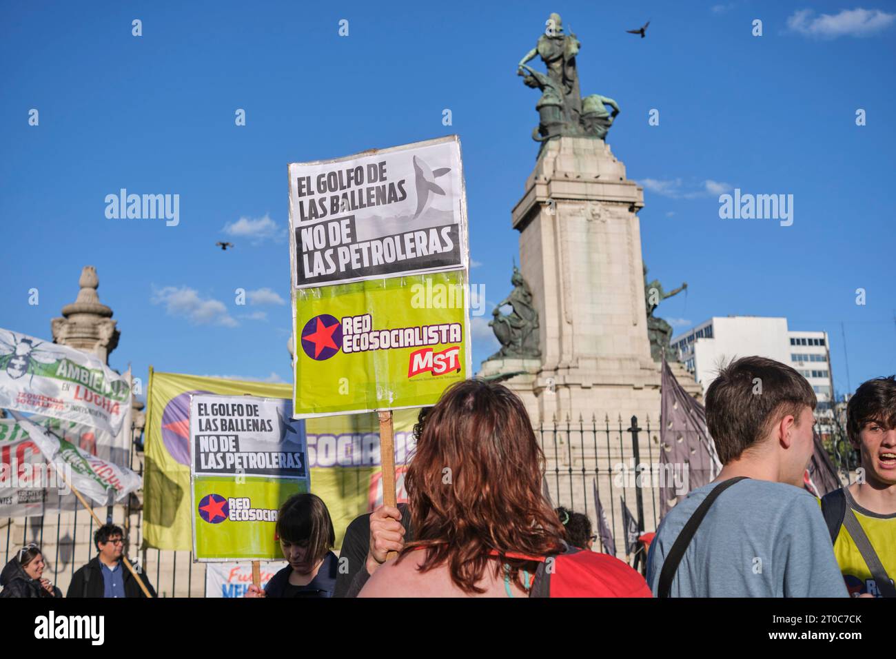 Buenos Aires, Argentinien, 5. oktober 2023: Menschen, die das Meer verteidigen, protestieren gegen seismische Explorationen für die Offshore-Ölförderung. Postertext: The g Stockfoto