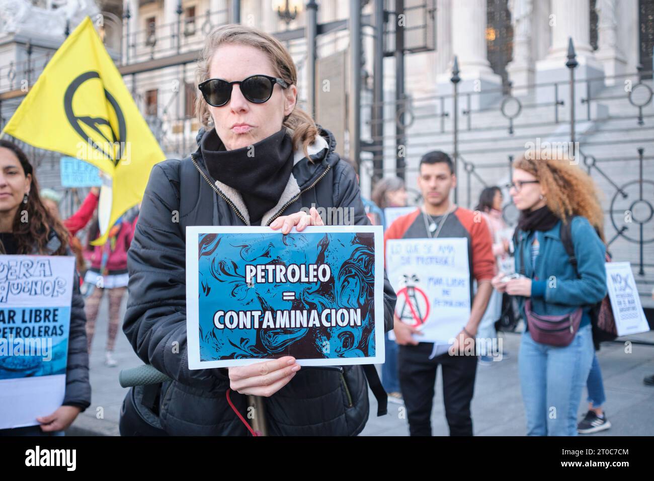 Buenos Aires, Argentinien, 5. oktober 2023: Menschen protestieren gegen seismische Exploration zur Offshore-Ölförderung. Frau, die ein Poster hält: Öl ist gleich Stockfoto