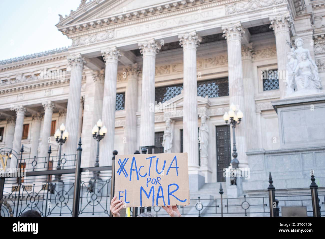 Buenos Aires, Argentinien, 5. oktober 2023: Atlanticazo, Umweltschützer protestieren gegen seismische Exploration zur Offshore-Ölförderung. Person hält Stockfoto