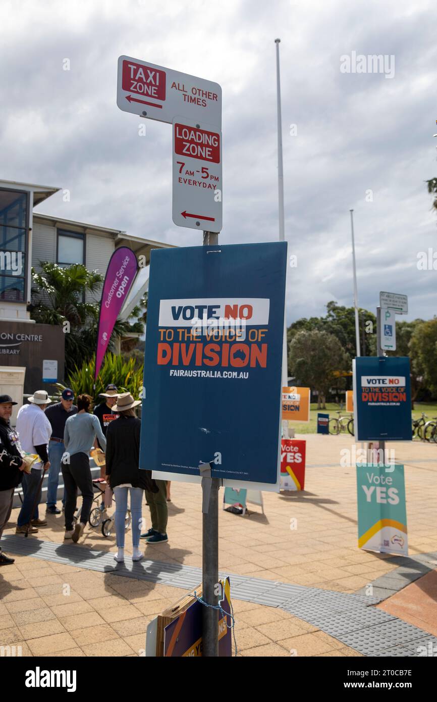 Freitag, den 6. Oktober 2023, ist die Wahlstation in Avalon Beach Sydney für Einwohner und australische Bürger geöffnet, um ihre Ja- oder Nein-Stimme zur Unterstützung oder anderweitig der Voice to Parliament abzugeben. Mit Ja soll die Verfassung geändert werden, um die ersten Völker Australiens anzuerkennen, indem ein Gremium namens The Aboriginal and Torres Strait Islander Voice eingerichtet wird. Die Frage auf dem Stimmzettel lautet: „Ein Gesetzesvorschlag: Die Verfassung sollte geändert werden, um die ersten Völker Australiens anzuerkennen, indem eine Stimme der Aborigines und der Torres Strait Islander geschaffen wird. Stockfoto