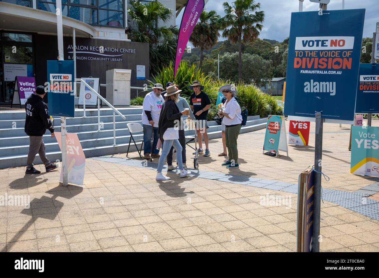 Freitag, den 6. Oktober 2023, ist die Wahlstation in Avalon Beach Sydney für Einwohner und australische Bürger geöffnet, um ihre Ja- oder Nein-Stimme zur Unterstützung oder anderweitig der Voice to Parliament abzugeben. Mit Ja soll die Verfassung geändert werden, um die ersten Völker Australiens anzuerkennen, indem ein Gremium namens The Aboriginal and Torres Strait Islander Voice eingerichtet wird. Die Frage auf dem Stimmzettel lautet: „Ein Gesetzesvorschlag: Die Verfassung sollte geändert werden, um die ersten Völker Australiens anzuerkennen, indem eine Stimme der Aborigines und der Torres Strait Islander geschaffen wird. Stockfoto