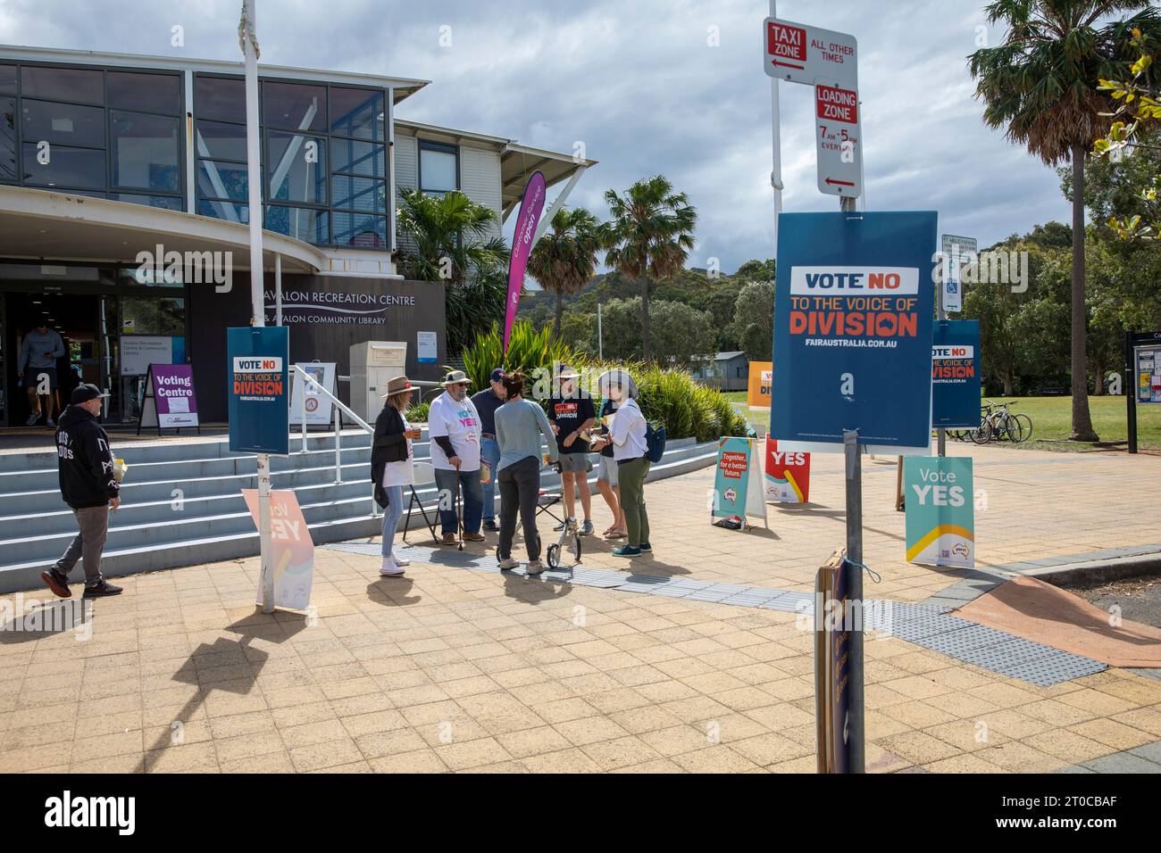 Freitag, den 6. Oktober 2023, ist die Wahlstation in Avalon Beach Sydney für Einwohner und australische Bürger geöffnet, um ihre Ja- oder Nein-Stimme zur Unterstützung oder anderweitig der Voice to Parliament abzugeben. Mit Ja soll die Verfassung geändert werden, um die ersten Völker Australiens anzuerkennen, indem ein Gremium namens The Aboriginal and Torres Strait Islander Voice eingerichtet wird. Die Frage auf dem Stimmzettel lautet: „Ein Gesetzesvorschlag: Die Verfassung sollte geändert werden, um die ersten Völker Australiens anzuerkennen, indem eine Stimme der Aborigines und der Torres Strait Islander geschaffen wird. Stockfoto