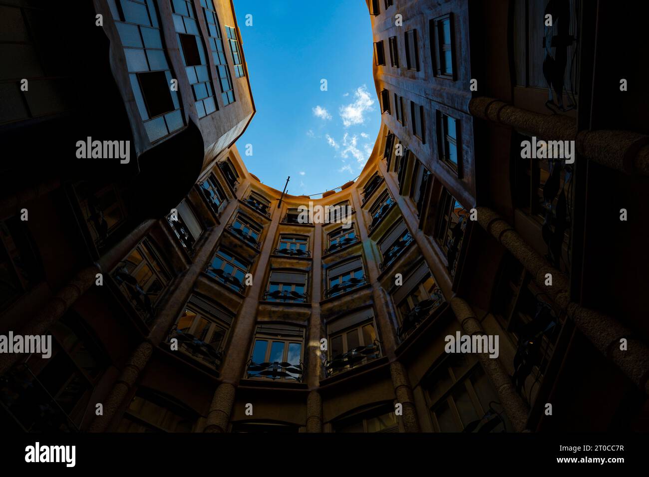 Schmetterlingshof von La Pedrera - Casa Milà, Apartmenthaus nach Entwurf des katalanischen Architekten Antoni Gaudi, am Passeig de Gracia, Barcelona, erbaut in der Nähe von La Pedrera Stockfoto