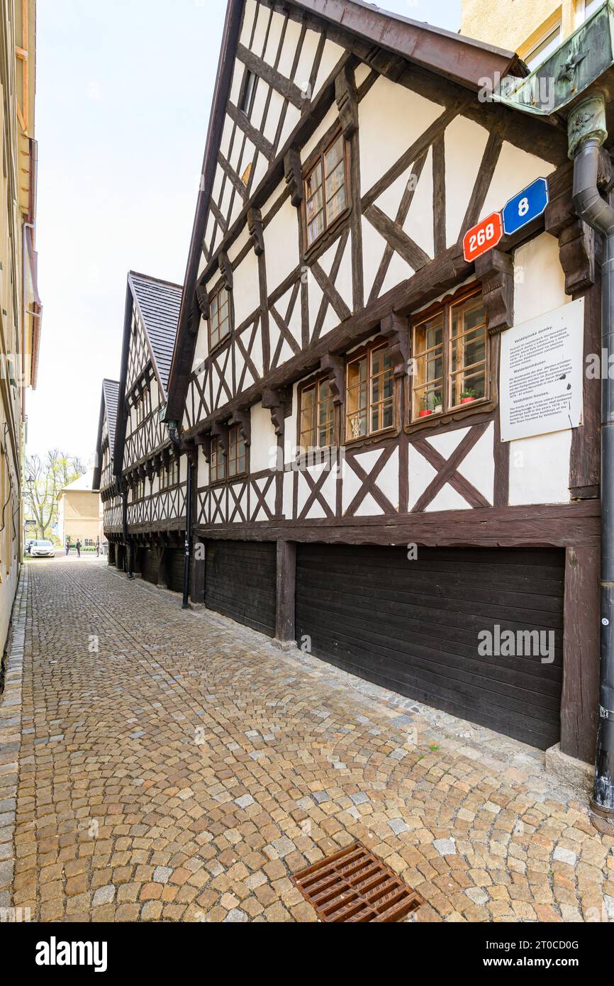 Valdstejnske Domky, Wallenstein Houses - ein historisches Holzfachwerkgebäude im Zentrum von Liberec. Stockfoto