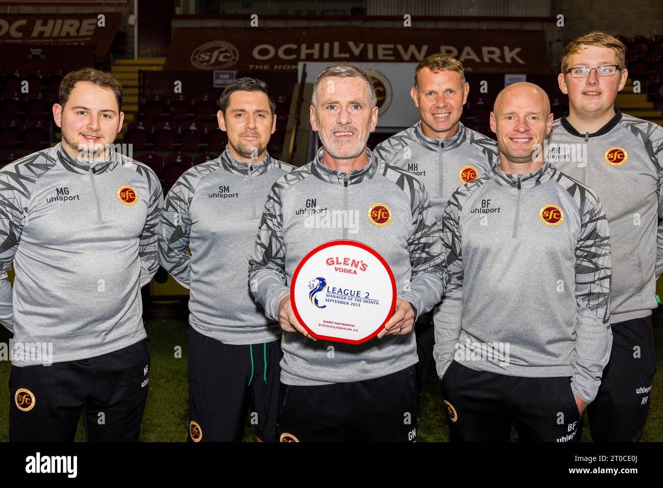 Stenhousemuir, Schottland. Oktober 2023. EMBARGO BIS: Freitag, 6. Oktober 2023, 13:00 Uhr Gary Naysmith erhält den Glen’s Vodka League 2 Manager des Monats für September 2023. Im Bild mit seinem Hinterzimmerpersonal (L-R): Michael Gallacher, Seamus McCafferty, Gary Naismith, Myles Hogarth, Brown Ferguson, Reece Robertson Cinch League 2 - Manager & Player of the Month Awards Credit: Raymond Davies / Alamy Live News Stockfoto