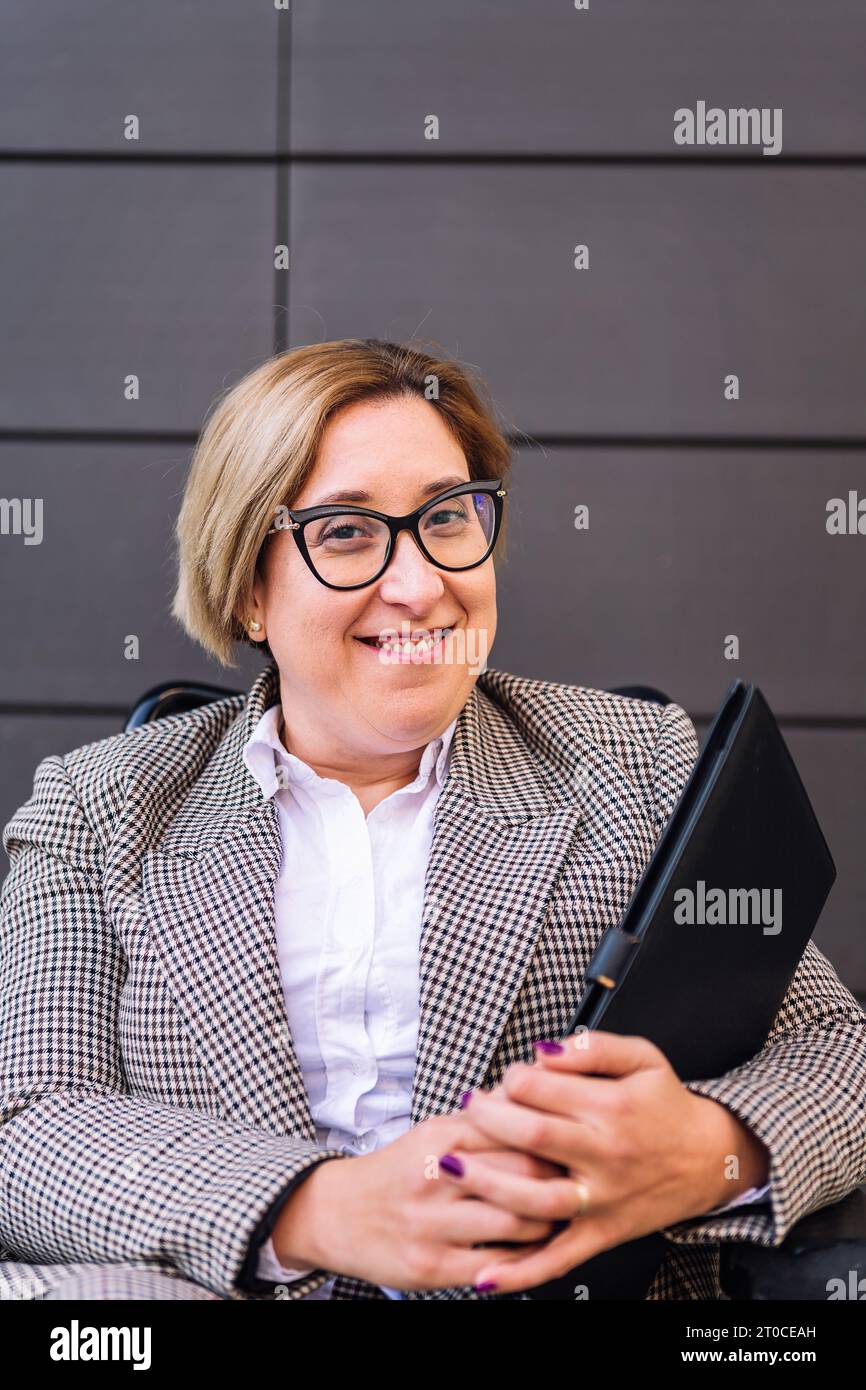 Geschäftsfrau lächelt in die Kamera Stockfoto