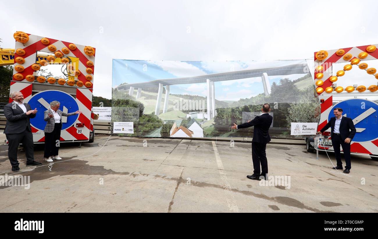 Pressetermin zum offiziellen Baubeginn der Talbrücke Rahmede. v. li. Der Bürgermeister Bürgermeister der Stadt Luedenscheid Lüdenscheid und Bürgerbeauftragter für den Ersatzneubau der Talbrücke Rahmede Sebastian Wagemeyer SPD, die Direktorin der Niederlassung Westfalen der Autobahn GmbH Elfriede Sauerwein-Braksiek, der Bundesminister für digitales und Verkehr der Bundesrepublik Deutschland Dr. Volker Wissing FDP und der Geschaeftsführer Geschäftsführer der Autobahn GmbH Dr. Michael Guentner Güntner Baubeginn Talbrücke Rahmede am 05,10 Stockfoto