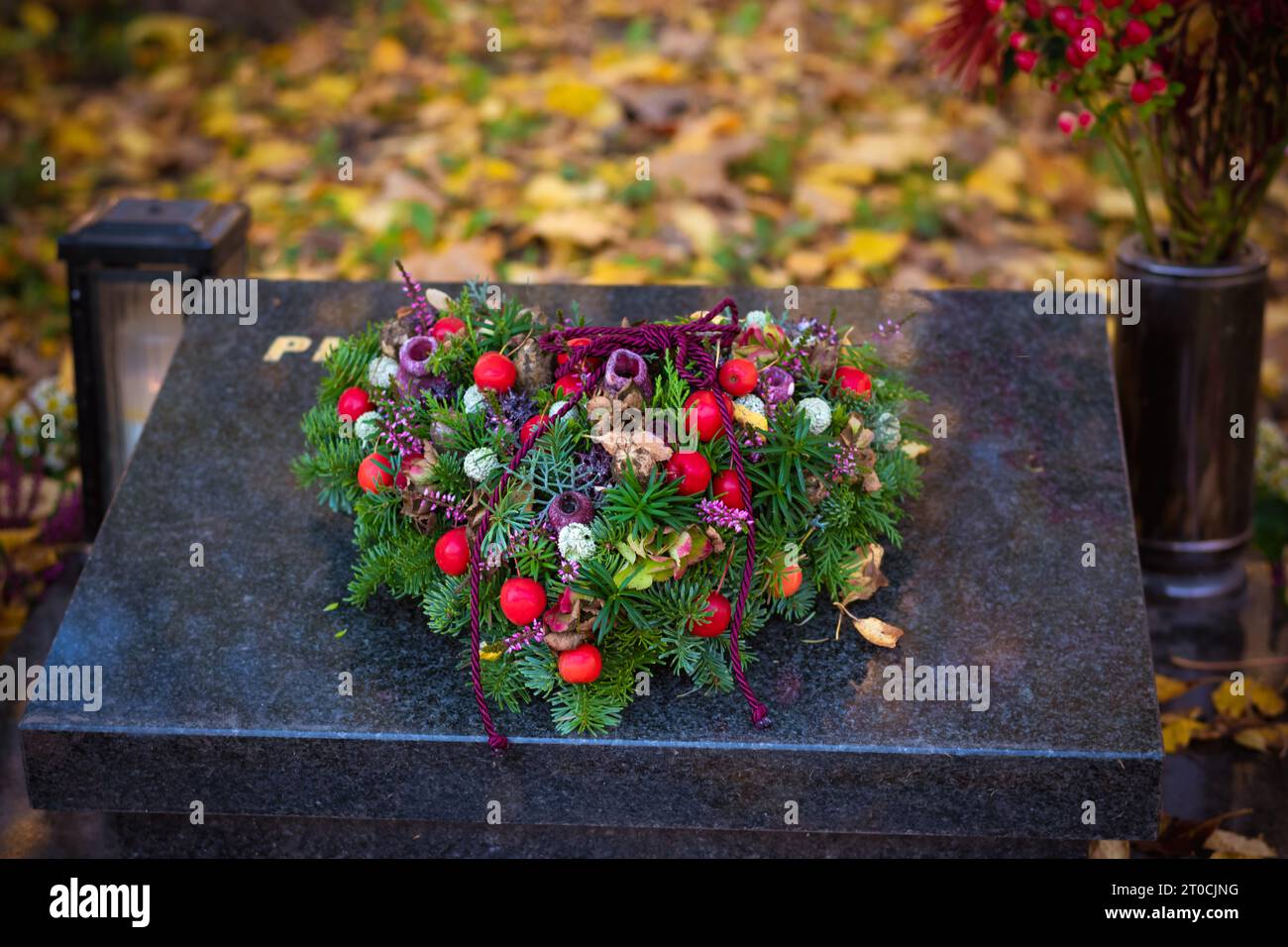 Herz aus Blumen, Dekoration auf dem Grab Stockfoto