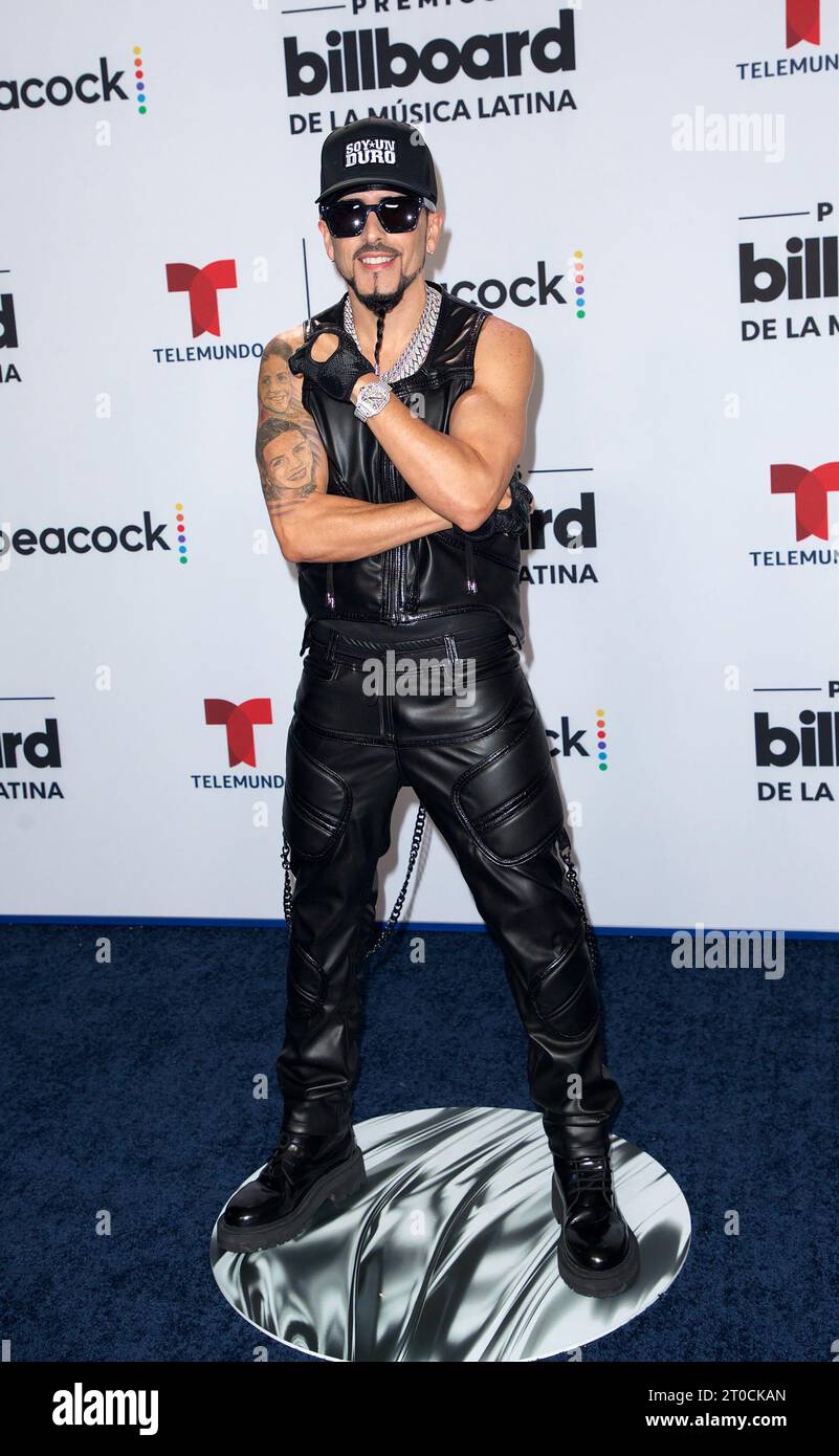 Miami, Vereinigte Staaten Von Amerika. Oktober 2023. PREMIOS BILLBOARD DE LA Música LATINA 2023 -- im Bild: Yandel kommt am 5. Oktober 2023 im Watsco Center in Coral Gables, FL an (Foto: Alberto E. Tamargo/SIPA USA) Credit: SIPA USA/Alamy Live News Stockfoto