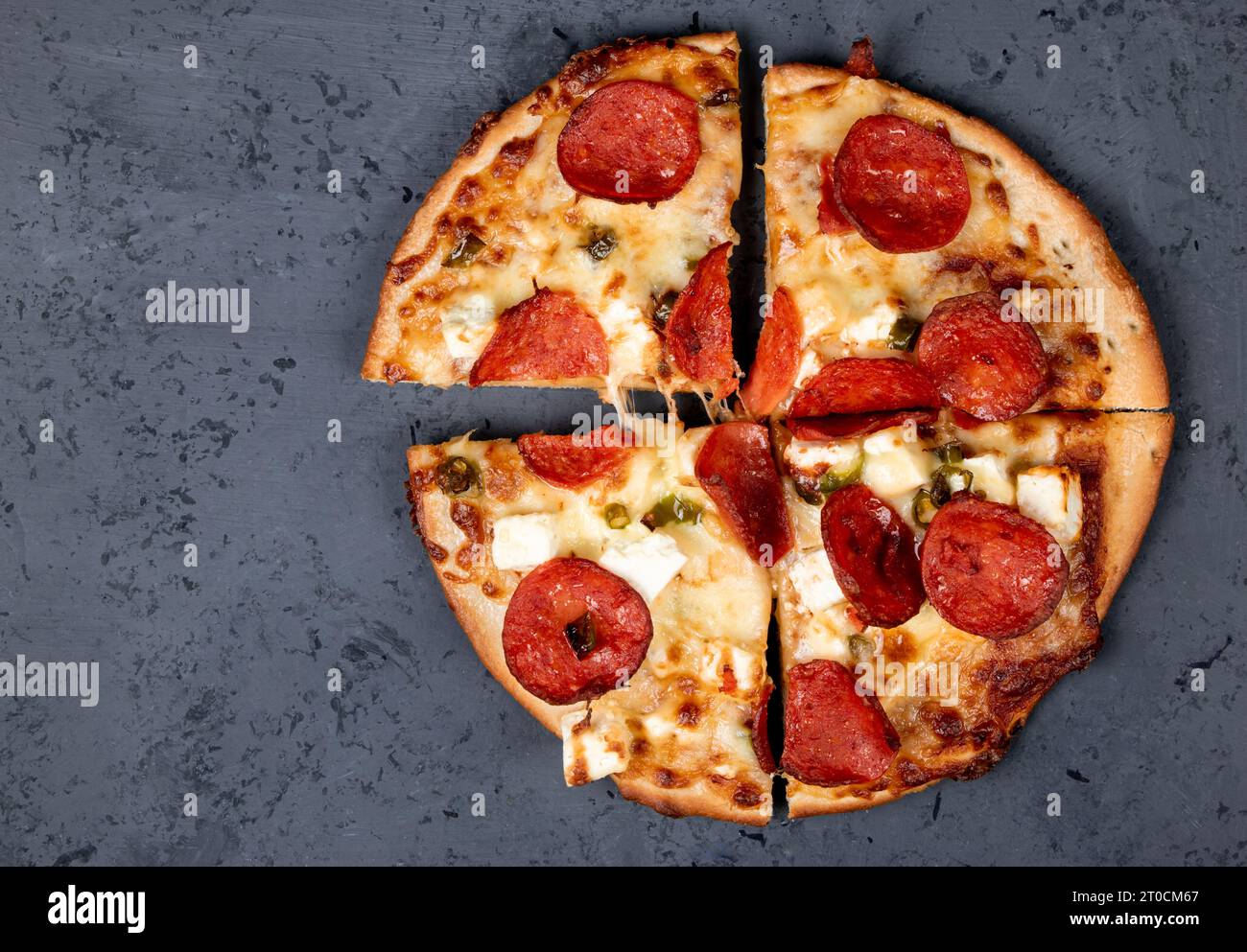 Pepperoni-Pizza mit Chili und Fetakäse - Draufsicht mit Kopierraum für Text Stockfoto