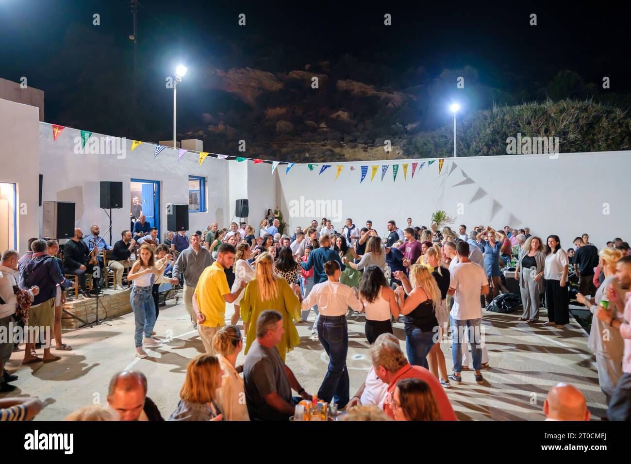 IOS, Griechenland - 7. September 2023 : 7, 2022 : Ein traditionelles Festival in iOS Griechenland, bei dem Einheimische und Touristen tanzen und die Heilige Maria feiern Stockfoto