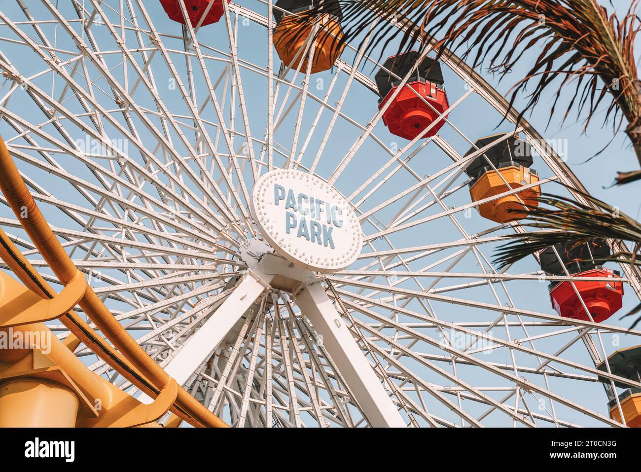 Pazifisches Rad. Solarbetriebenes Riesenrad im Pacific Park am Santa Monica Pier. Vergnügungspark am Meer in Santa Monica, Los Angeles, USA. Stockfoto