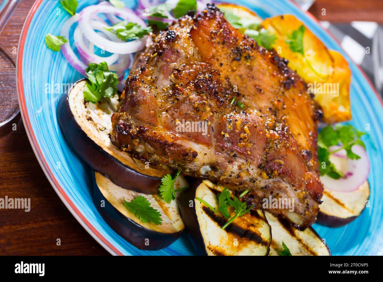 Gebratenes schweinefleisch carre mit Gemüse Stockfoto