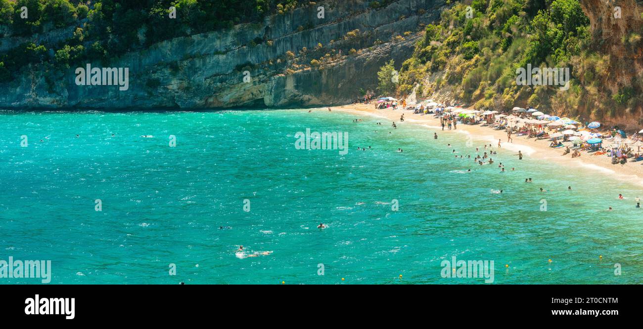 Panorama des Makris Gialos Strandes in Zakynthos in Griechenland. Leute, die Urlaub genießen. Stockfoto