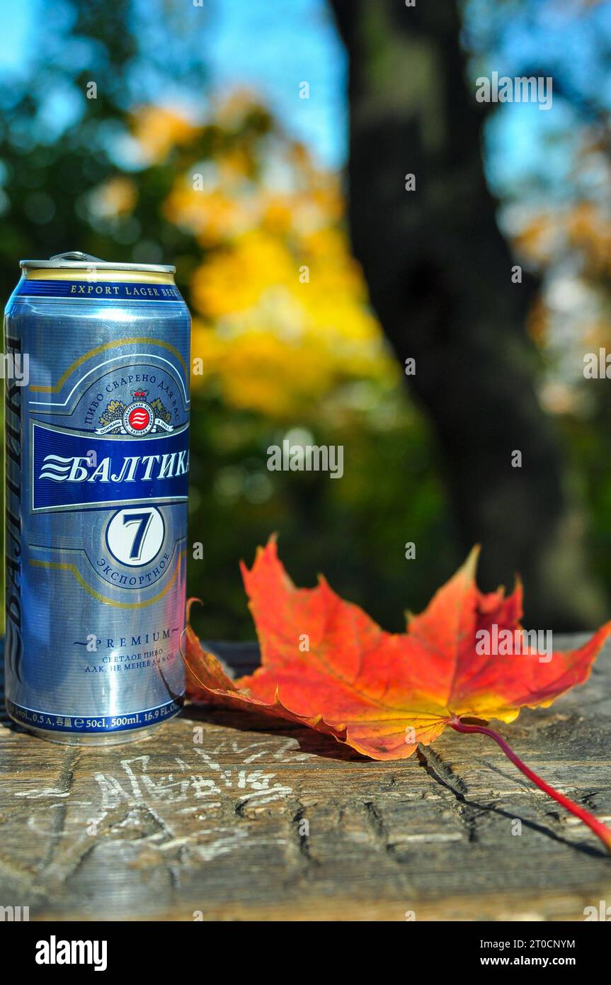 Frühstückspicknick (russisches 'Baltika' Lager) auf einer Bank auf dem hohen Schlosshügel in Lemberg, Ukraine, nach einer Zugfahrt mit Übernachtung ab Krakau. Oktober 2012 Stockfoto