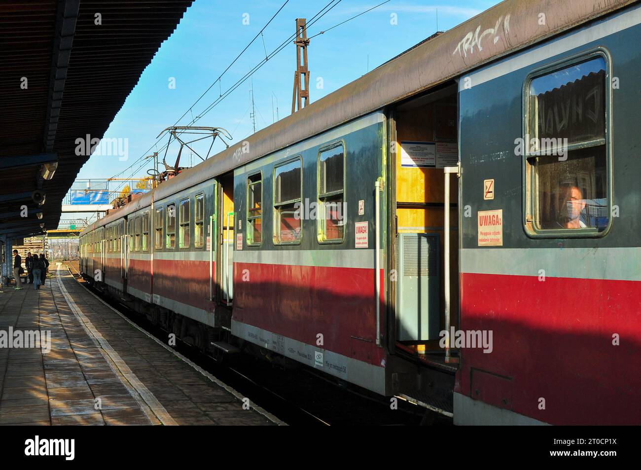Zug nach Auschwitz am Bahnsteig des Bahnhofs Krakau, Polen, Oktober 2012 Stockfoto