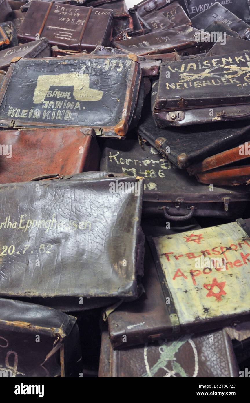 Taschen mit Opfern, die von der SS vor der Vernichtung gesammelt/konfisziert wurden, ausgestellt im Museum in Auschwitz Birkenau, Polen, Oktober 2012 Stockfoto