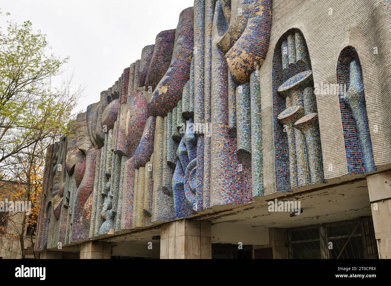 Mosaikfliesenfassade der alten Pripyat School of Arts in Pripyat, Ukraine, Oktober 2012. Stockfoto