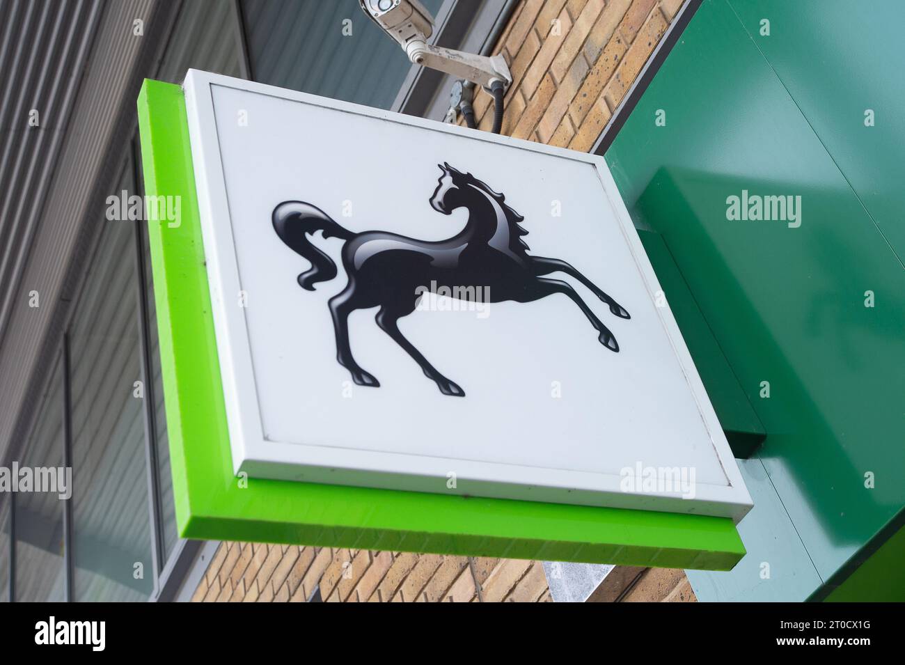 Slough, Berkshire, Großbritannien. Oktober 2023. Heute war der letzte Handelstag bei der Lloyds Bank-Filiale auf dem Slough Trading Estate. Die Lloyds-Filiale in Windsor wurde kürzlich geschlossen, nur dass die Filiale in der Slough High Street geöffnet blieb. Quelle: Maureen McLean/Alamy Live News Stockfoto