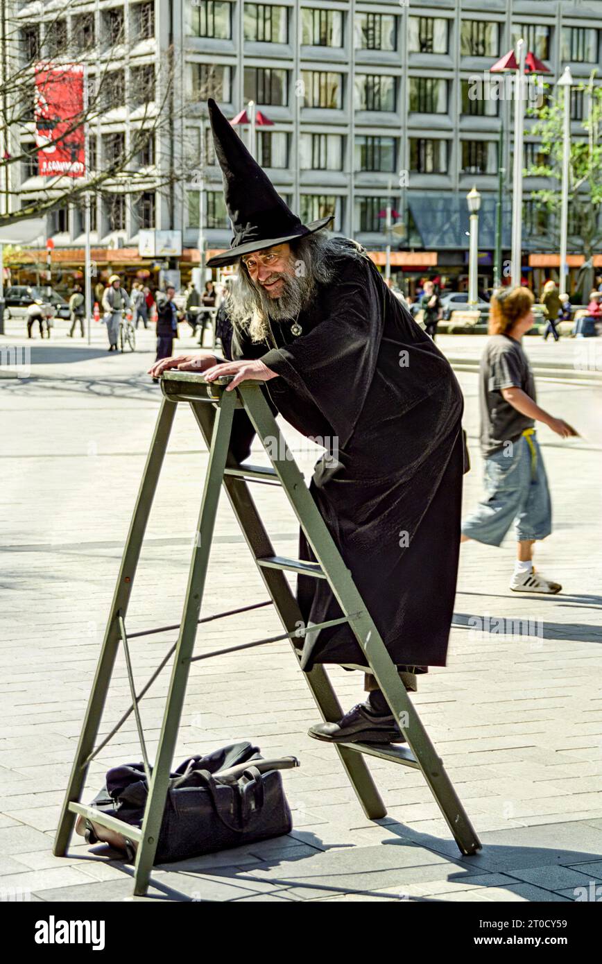 Ian Brackenbury Channell, der Zauberer von Neuseeland, 2001 am Cathedral Square in Christchurch, Canterbury, Neuseeland Stockfoto