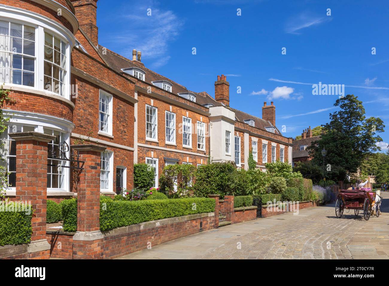 Georgianische Häuser in Minster Yard in der Nähe der Lincoln Cathedral, Lincoln (vermutlich die ersten nummerierten Häuser in England). Stockfoto