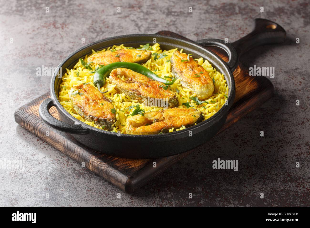 Fisch Pilaf nach bengalischer Art, gekocht mit Ilish Fish Closeup auf der schwarzen Pfanne auf dem Tisch. Horizontal Stockfoto