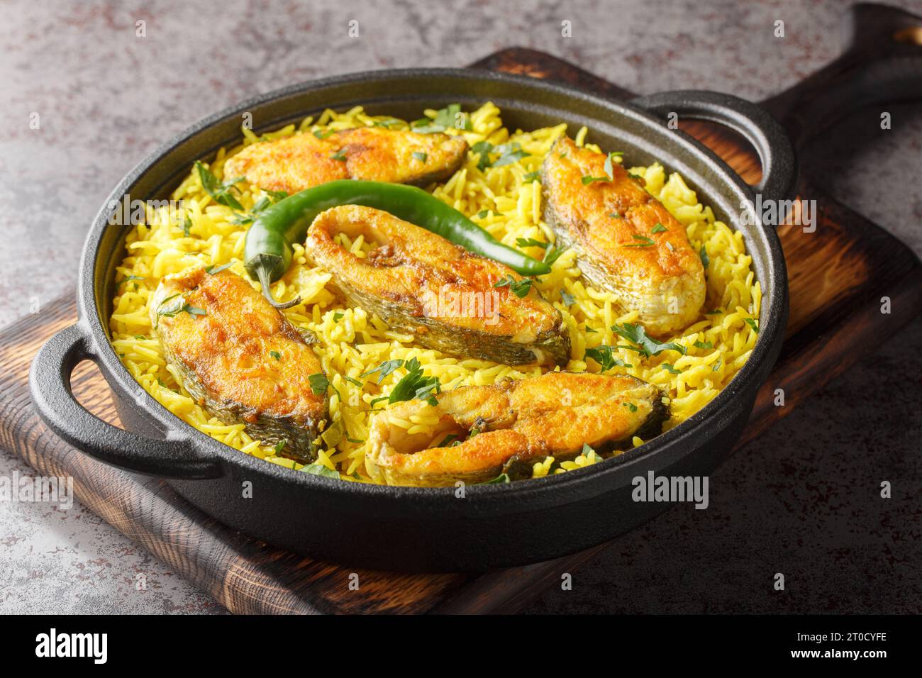 Fisch Pilaw Ilish Pulao ñooked mit Hilsa Fisch Nahaufnahme auf dem Teller auf dem Tisch. Horizontal Stockfoto