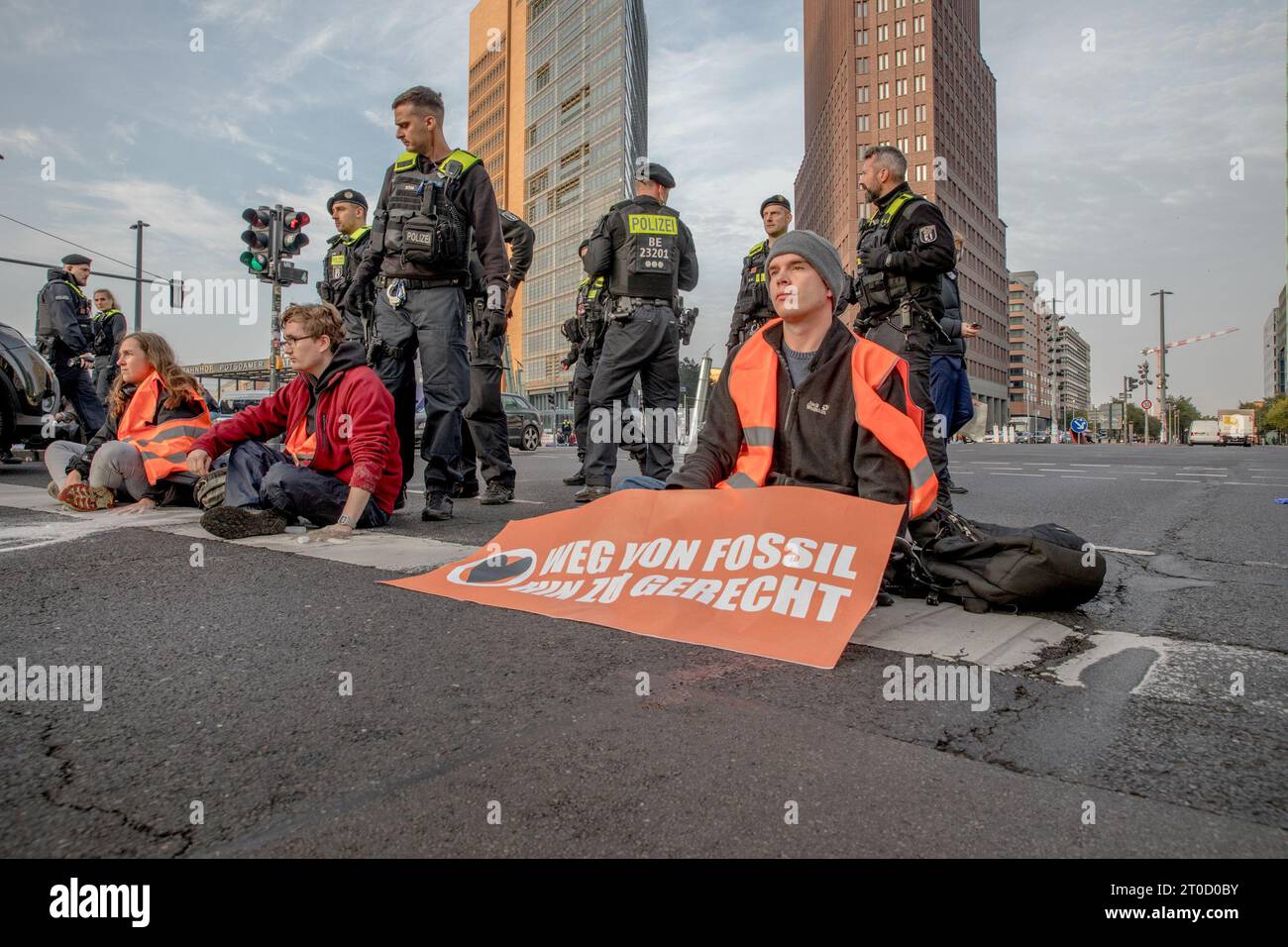 Berlin, Deutschland. Oktober 2023. Klimaaktivisten der Gruppe Letzte Generation in zivilem Ungehorsam klebten und zementierten sich am 6. Oktober 2023 am Potsdamer Platz in Berlin an die Straße und verursachten erhebliche Verkehrsstörungen. Die "Letzte Generation", bekannt für ihre unkonventionellen Protestmethoden, zielt darauf ab, die Regierungen dazu zu bewegen, sich an die Ziele des Pariser Abkommens zu halten, vor allem an das 1,5-Grad-Ziel. Bei dem Versuch, die Aktivisten von der Straße zu befreien, Griff die Polizei auf Kochöl und Kreissägen zurück. Auch rechtliche Konsequenzen folgten ihrem Schutz Stockfoto