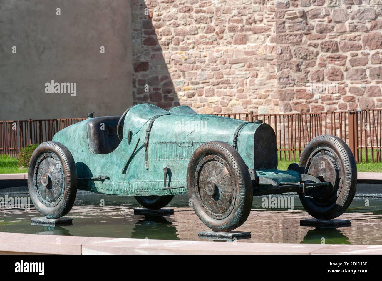 Bronzeskulptur eines Bugatti Type 35 Grand Prix, Molsheim, Elsass, Frankreich Stockfoto