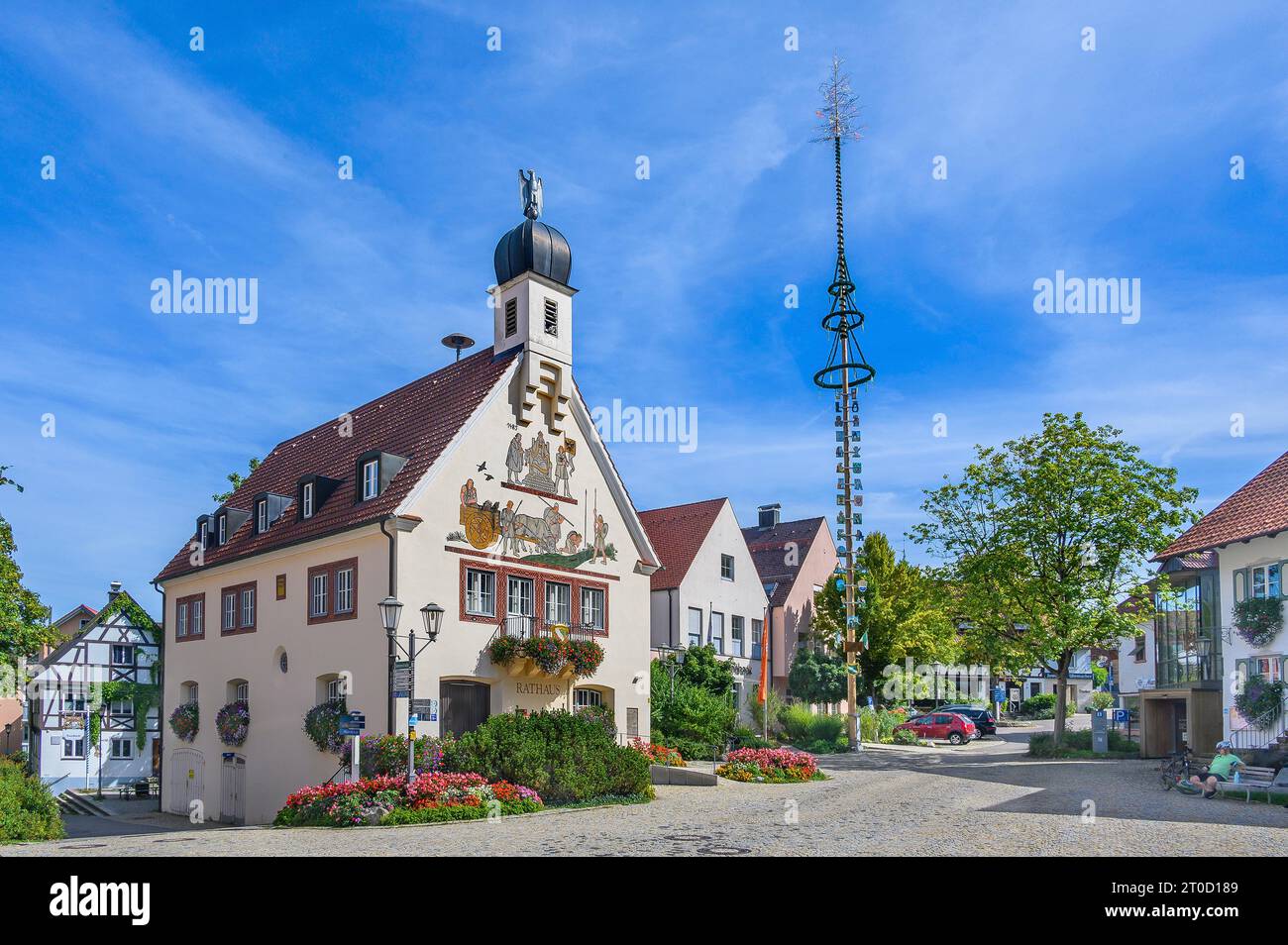 Das Rathaus mit Maypole, Bad Groenenbach, Bayern, Deutschland Stockfoto