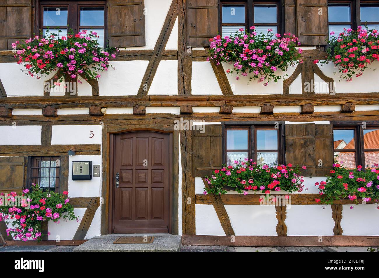 Fachwerkfassade mit Geranien (Pelargonium), Bad Groenenbach, Bayern, Deutschland Stockfoto